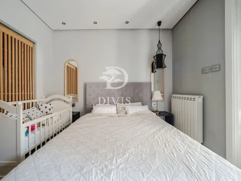 Moderna spavaća soba sa bračnim krevetom i dečijim krevetcem. - image 17