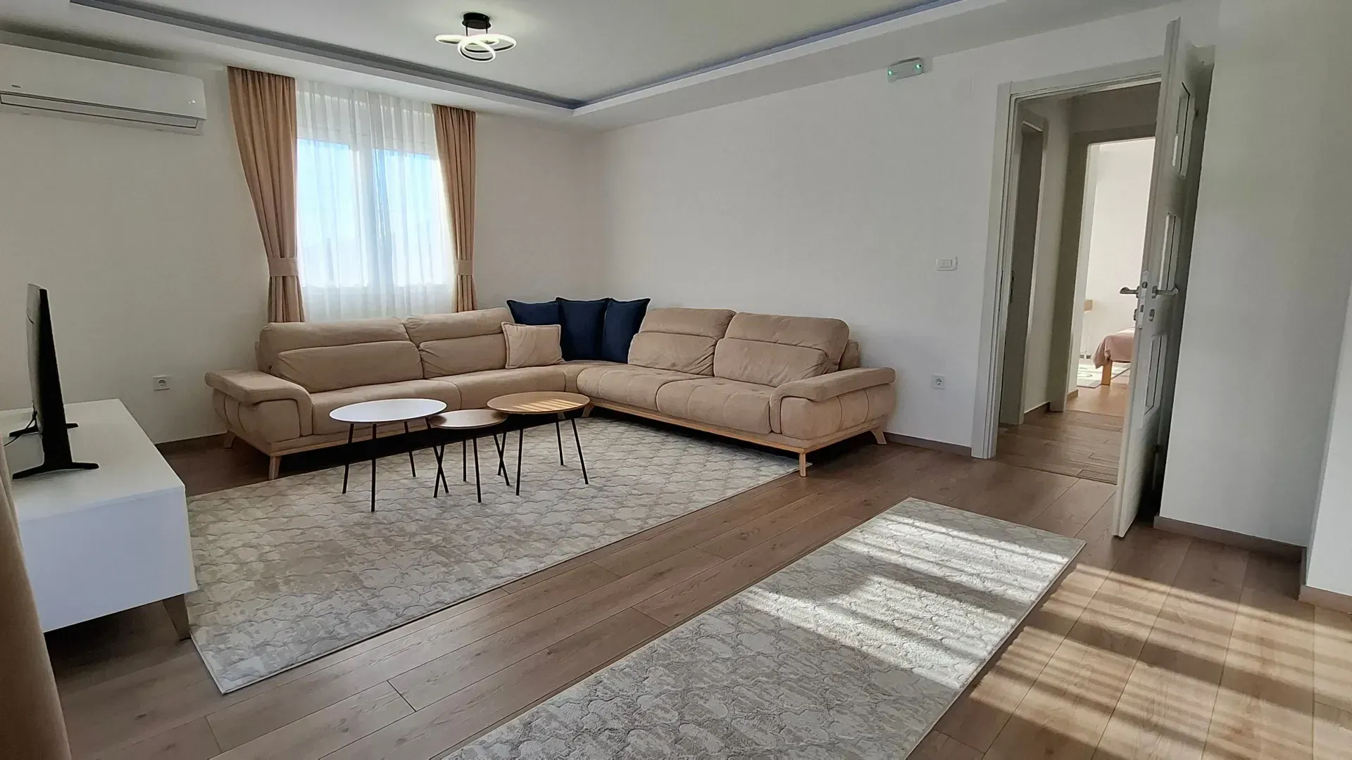 Izdavanje, trosoban stan, 100m², Zagorič, Podgorica