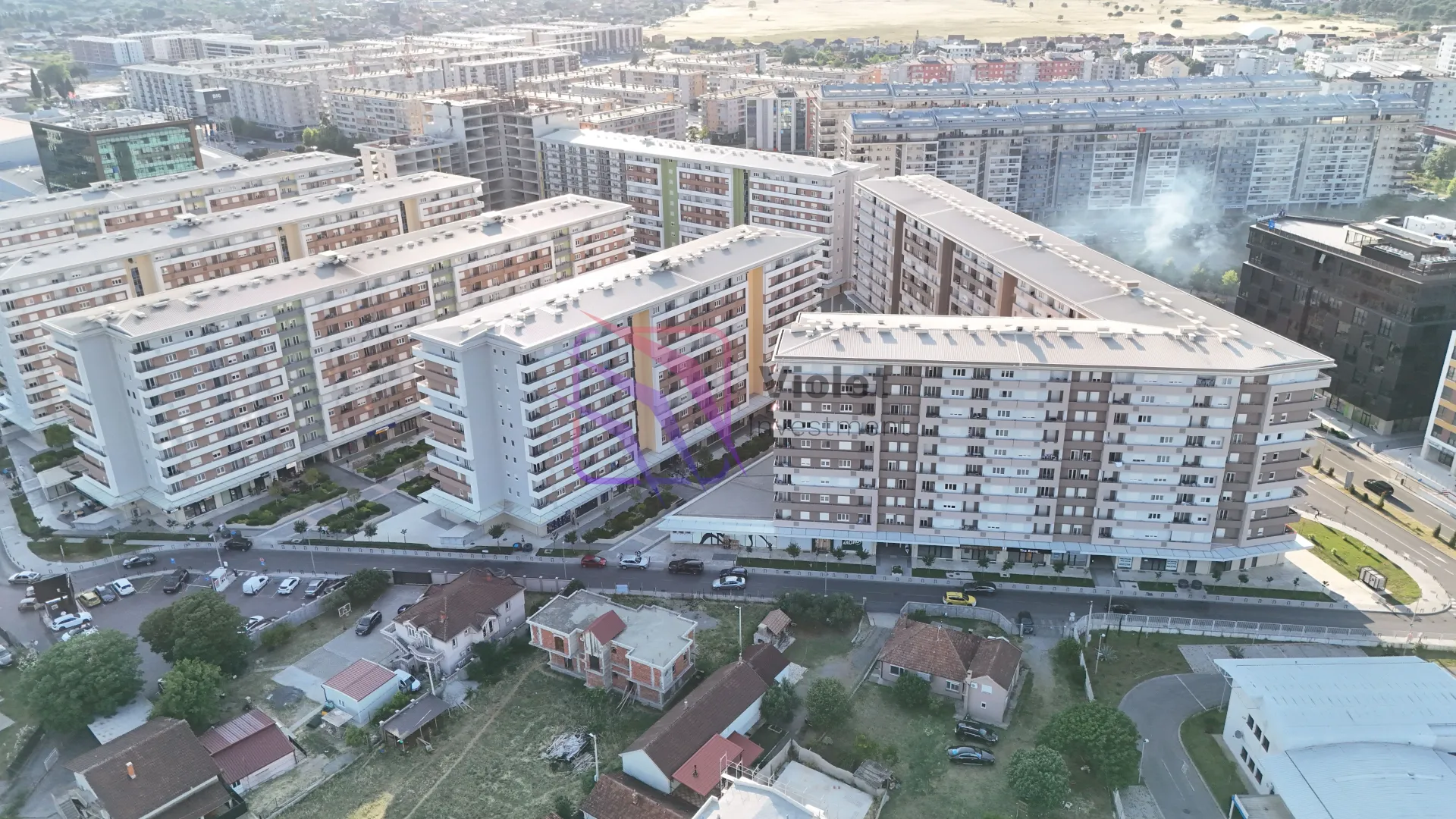 Pogled iz vazduha na gusto naseljeno gradsko područje sa stambenim zgradama.