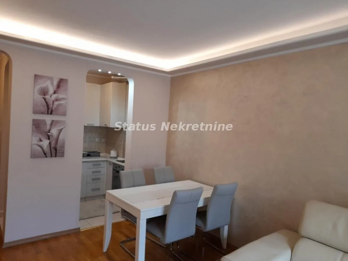 Izdavanje, trosoban stan, 60m², Centar, Novi Sad