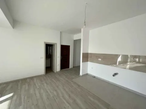 Prazna i svijetla prostorija u novogradnji sa keramičkim pločicama. - image 10