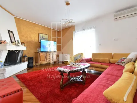 Izdavanje, kuća, 500m², Tološi, Podgorica - image 29