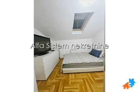 Potkrovna spavaća soba sa bračnim krevetom i krovnim prozorom. - image 12