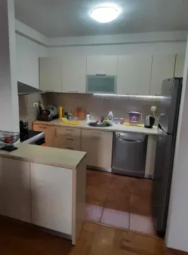 Smaller kitchen equipped with lower and upper cabinets and household appliances. - image 11