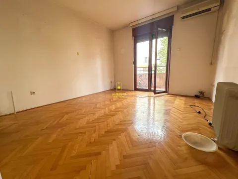 Prazna soba sa parketom i izlazom na terasu. - image 17