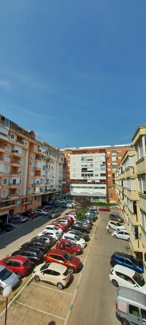 Pogled na unutrašnje dvorište i parking između stambenih zgrada.