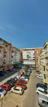 Pogled na unutrašnje dvorište i parking između stambenih zgrada. - image 21