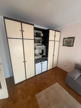 Dnevna soba sa velikim ormanom, policama za knjige i garniturom za sedenje. - image 5