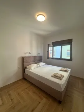 Svijetla spavaća soba sa bračnim krevetom i prozorom. - image 5
