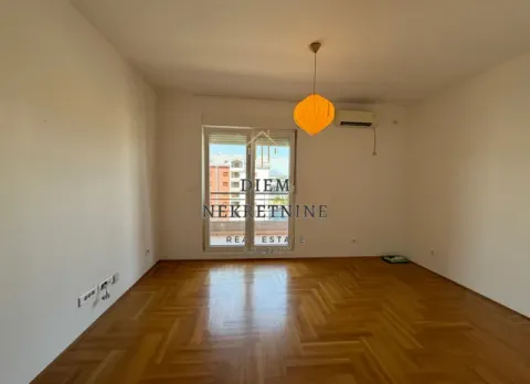 Prazna soba sa parketom i izlazom na terasu. - image 6