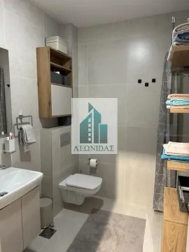 Moderno kupatilo sa tuš kabinom, umivaonikom i visećim elementima. - image 16