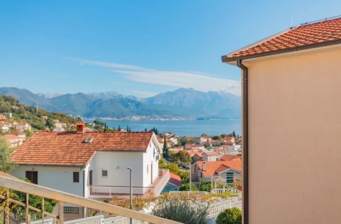 Izdavanje, dvosoban stan, 63m², Baošići, Herceg Novi