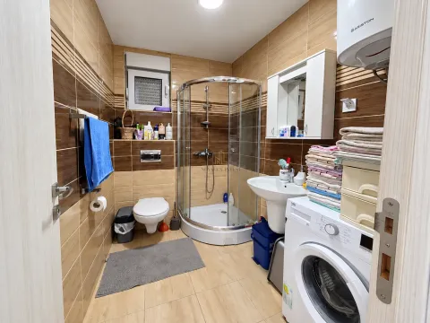 Kupatilo opremljeno tuš kabinom, umivaonikom, toaletom i veš mašinom. - image 7