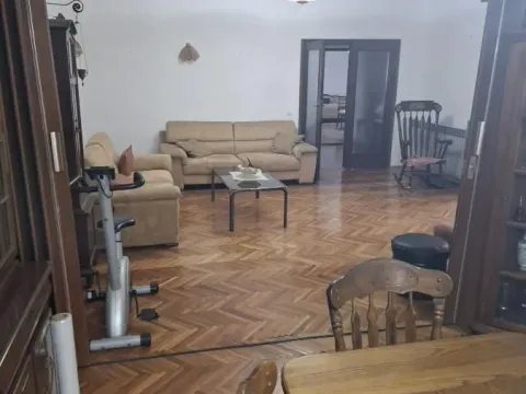 Izdavanje, kuća, 250m², Lipov Lad, Zvezdara Sve Podlokacije - image 2