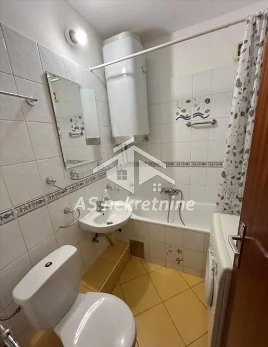 Smaller bathroom equipped with sanitary fixtures, a bathtub and a water heater.