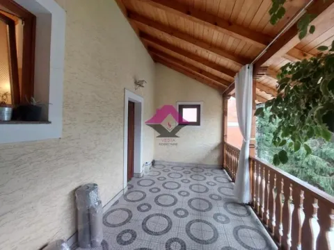 Natkriveni balkon sa drvenom konstrukcijom i ogradom. - image 6