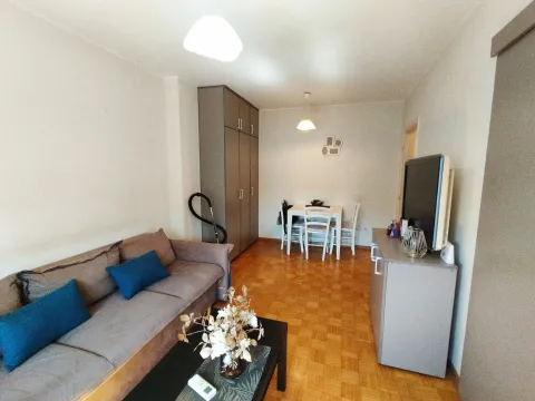 Dnevni boravak sa garniturom, TV komodom i trpezarijskim stolom. - image 2