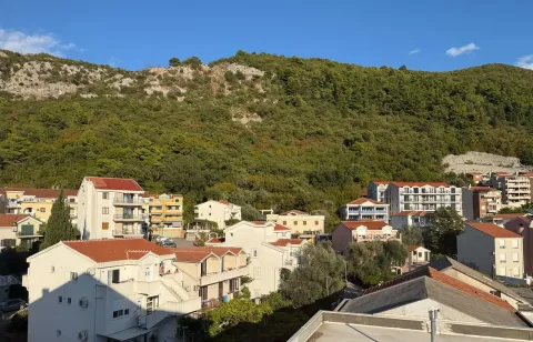 Pogled na stambene zgrade i brdo u pozadini. - image 19