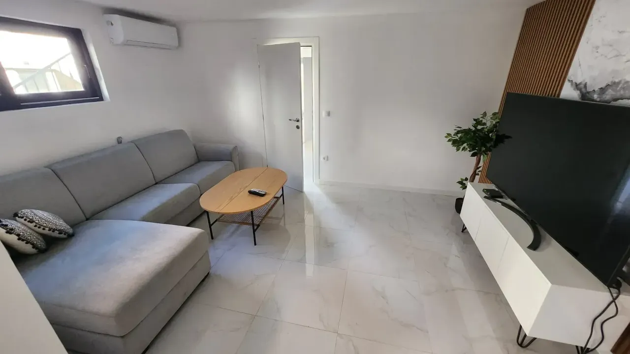 Izdavanje, stan, 62m², Tivat, Crna Gora