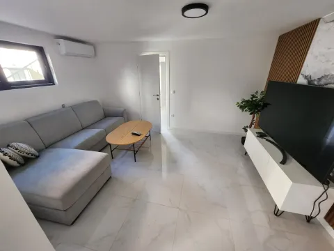 Izdavanje, stan, 62m², Tivat, Crna Gora - image 1