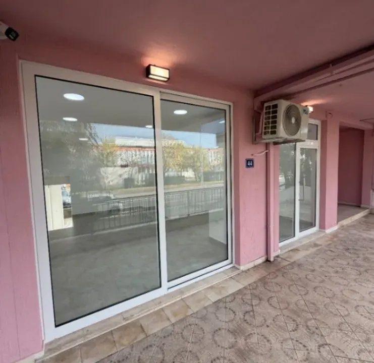 Izdavanje, poslovni prostor, 57m², Krivi Most, Podgorica