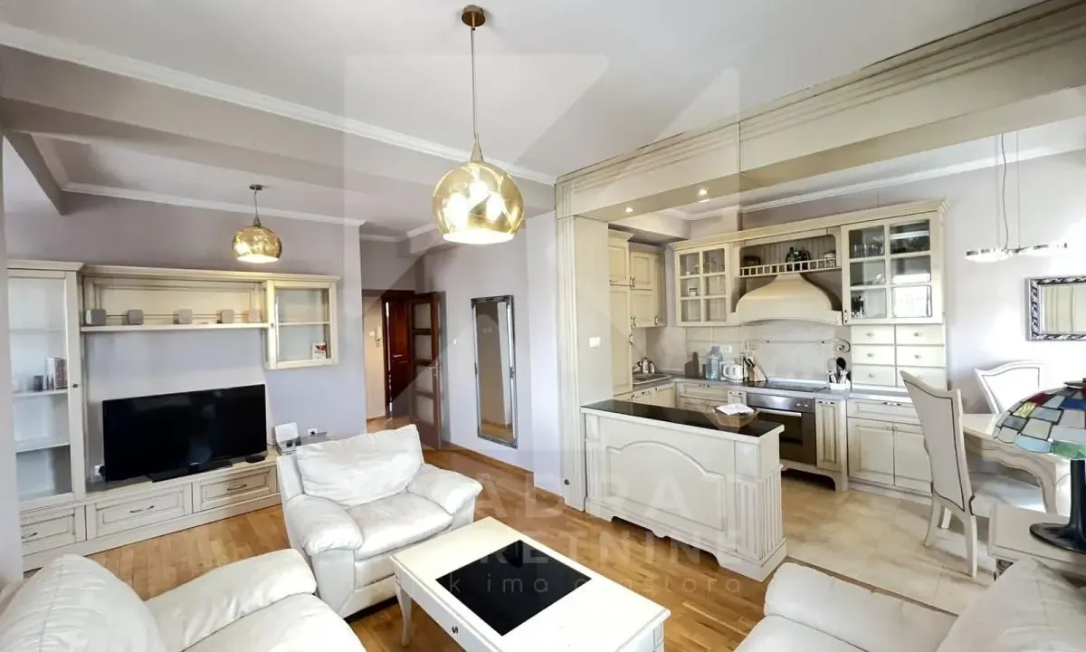 Izdavanje, dvosoban stan, 65m², Centar, Podgorica