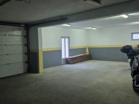 Izdavanje, trosoban stan, 88m², Bečići, Budva - image 12