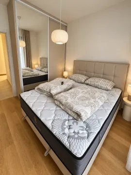 Moderna spavaća soba sa bračnim krevetom, garderoberom sa ogledalom i noćnim stočićem. - image 8