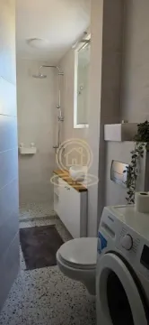 Moderno kupatilo sa tuš kabinom, umivaonikom i veš mašinom. - image 16