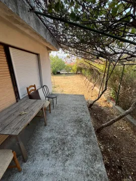 Natkriveni dio dvorišta sa stolom i stolicama ispred kuće. - image 10