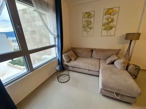 Izdavanje, stan, 45m², Tivat, Crna Gora - image 1