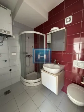 Kupatilo opremljeno tuš kabinom, umivaonikom, ogledalom i toaletom. - image 15