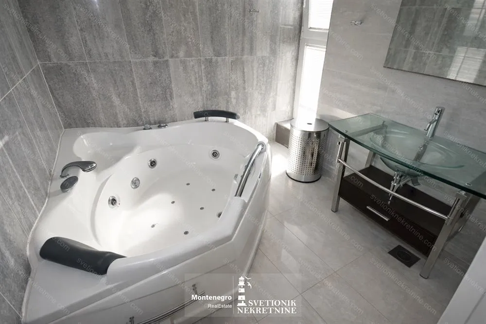 Prodaja, dvosoban stan, 110m², Centar, Herceg Novi