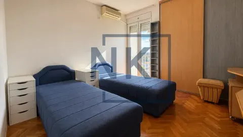 Spavaća soba sa dva singl kreveta, garderoberom i izlazom na terasu. - image 2