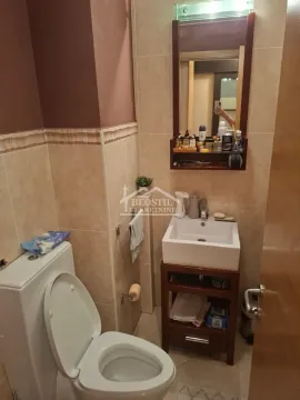 Manje kupatilo sa umivaonikom, ogledalom i wc šoljom. - image 11