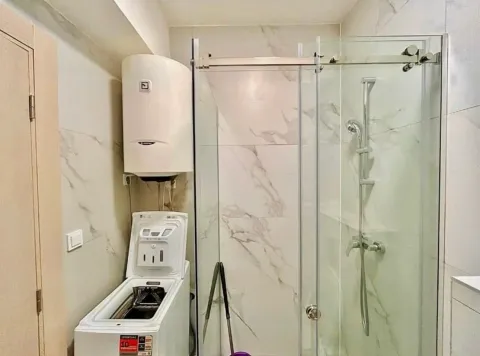 Moderno opremljeno kupatilo sa tuš kabinom, bojlerom i veš mašinom. - image 7