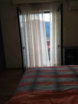 Spavaća soba sa izlazom na balkon kroz otvorena vrata. - image 9