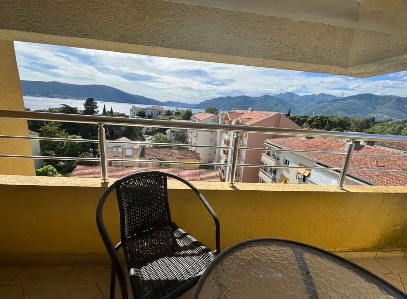 Natkriveni balkoni sa garniturom za sjedenje i pogledom na more i planine.