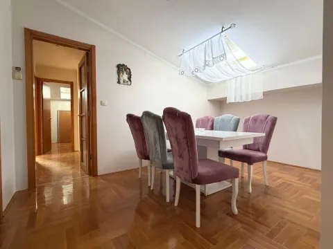 Trpezarija sa trpezarijskim stolom i stolicama, drvenim parketom i krovnim prozorom. - image 6