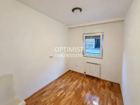 Prazna soba sa parketom i jednim prozorom. - image 2