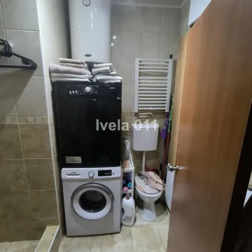 Kupatilo sa veš mašinom, sušačem peškira i wc šoljom. - image 6