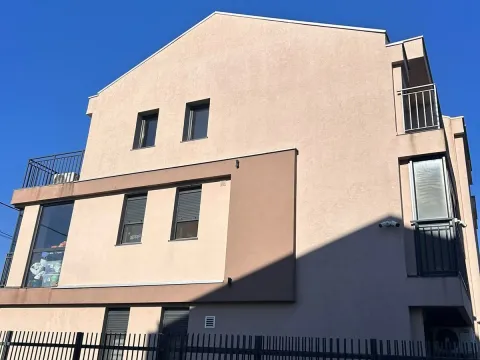 Izdavanje, četvorosoban stan, 150m², Tološi, Podgorica - image 6