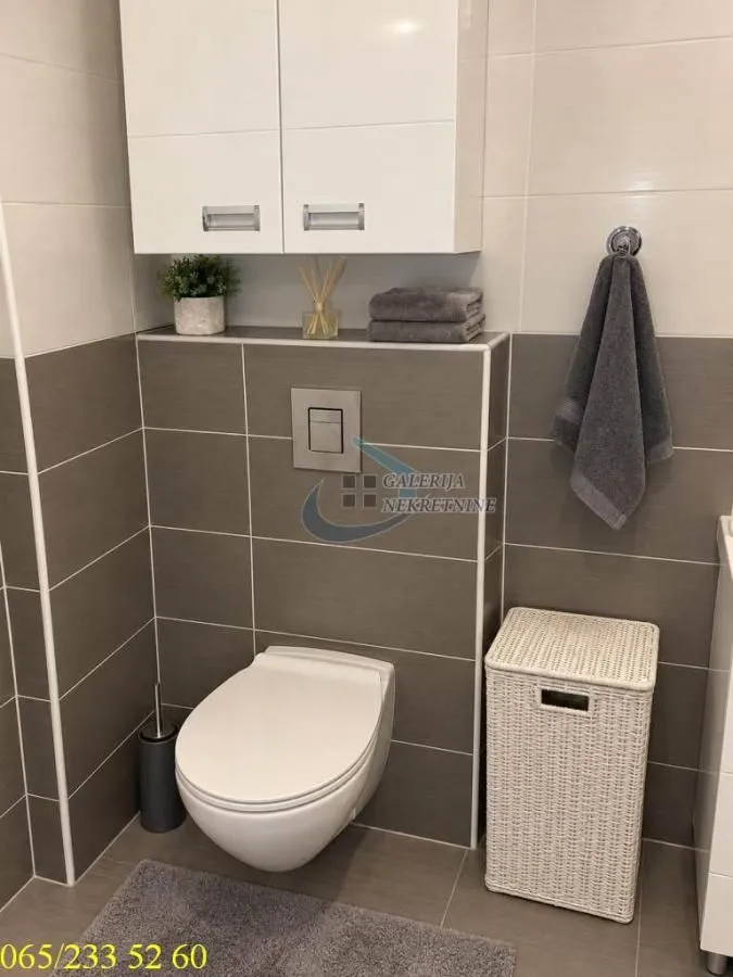 Pogled na kupatilo sa konzolnom wc šoljom i visećim elementom.