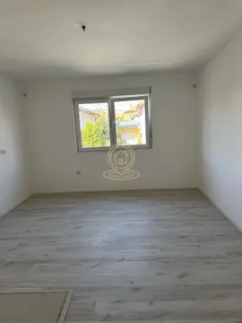 Prazna neuređena prostorija sa laminatnim podom i prozorom. - image 4