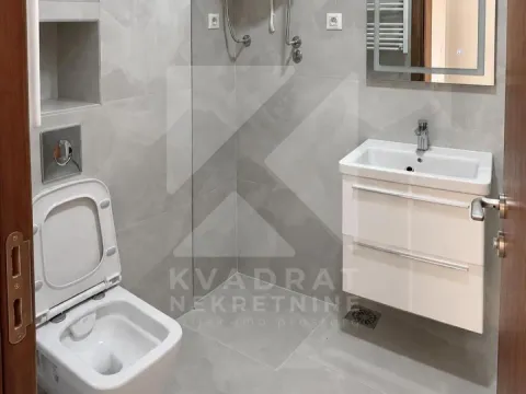 Savremeno opremljeno kupatilo sa tuš kabinom, umivaonikom i toaletom. - image 9