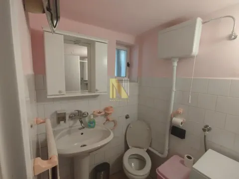 Manje kupatilo sa umivaonikom, wc šoljom i belim pločicama. - image 20