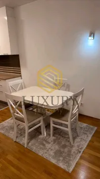 Trpezarijski sto sa stolicama u sklopu kuhinje. - image 13