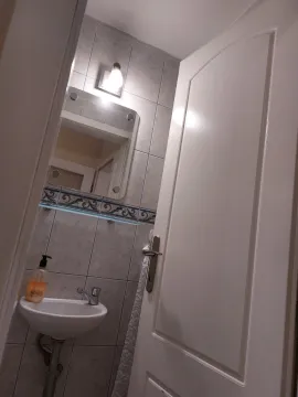 Malo kupatilo sa umivaonikom i ogledalom. - image 4