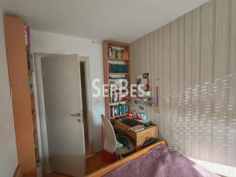 Dečja soba sa krevetom, radnim stolom i policama za knjige. - image 7