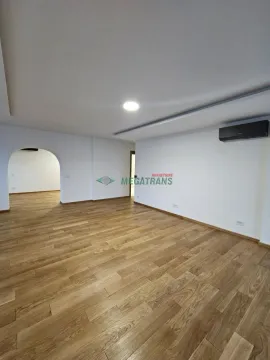 Izdavanje, četvorosoban stan, 124m², Centar, Novi Sad - image 7